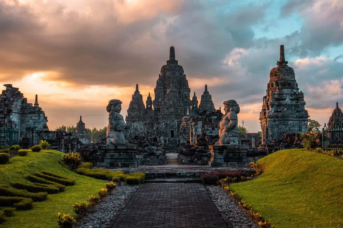 Wisata Menjelajahi Keindahan Candi Prambanan