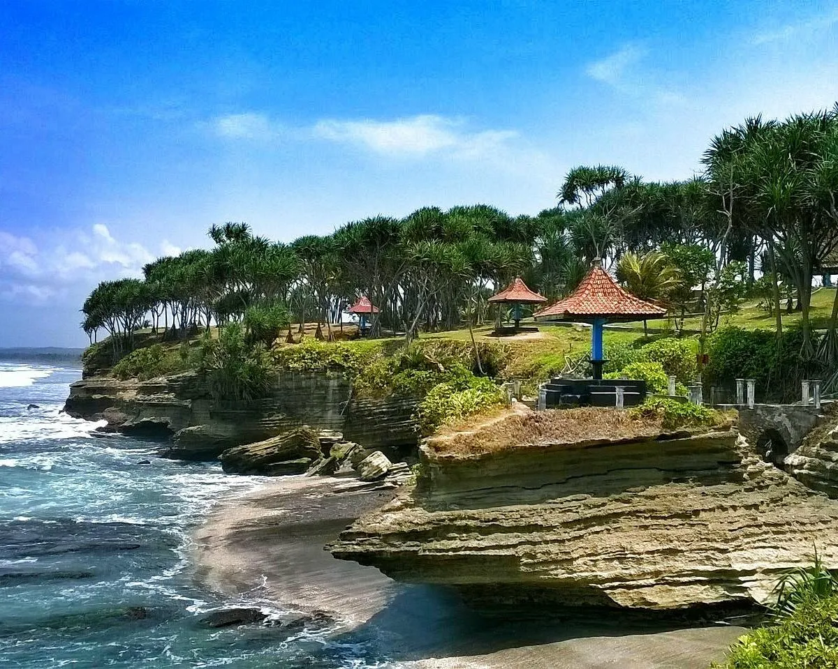 Wisata Pantai Bulan Batu Hiu