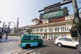 Menyusuri Sejarah & Keindahan Jalan Braga