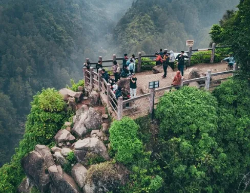 Menikmati Keindahan Tebing Keraton