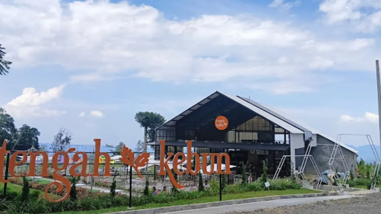 Menikmati Kuliner & Panorama di Resto Tengah Kebun Ciater