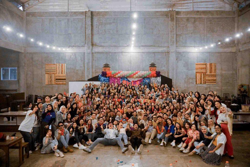 Pegawai BCA Bandung melakukan Gala Dinner