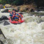 Keseruan peserta saat rafting di Ciwidey