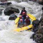 Peserta melewati jeram saat rafting