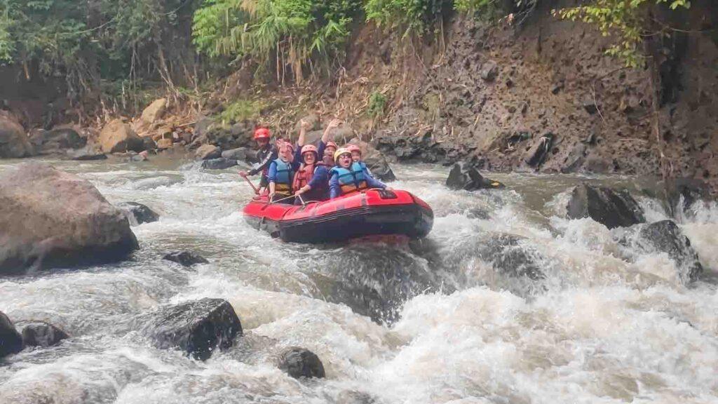 Peserta rafting menyusuri sungai
