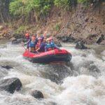 Peserta rafting menyusuri sungai