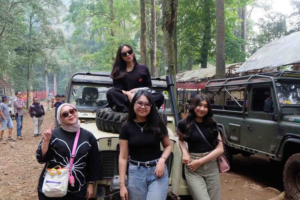 pose depan land rover