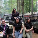 pose depan land rover