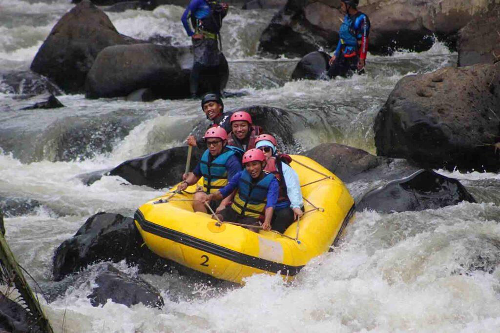 Keseruan rafting di Sungai Ciwidey