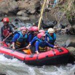 Peserta rafting menyusuri aliran Sungai Ciwidey