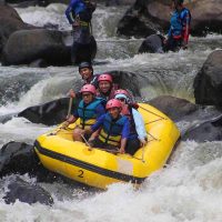 keseruan rafting di ciwidey